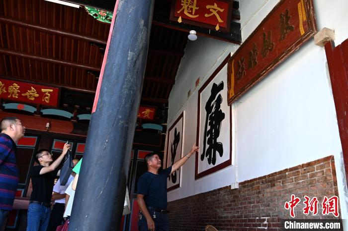 山重村薛氏家廟內(nèi)懸掛著臺(tái)灣宗親贈(zèng)送的“敦親睦族”牌匾?！埥鸫?攝