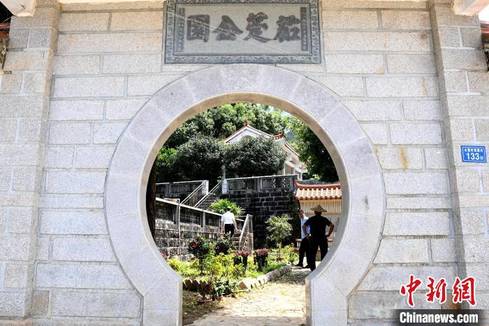 臺(tái)灣薛氏宗親捐建的“茄萣公園”。　張金川 攝