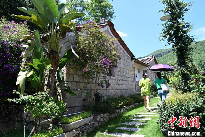 山重村不少古厝院子改造成具有閩南風(fēng)格的民宿?！埥鸫?攝