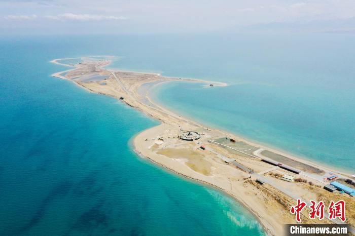 圖為青海湖?！±罱瓕?攝
