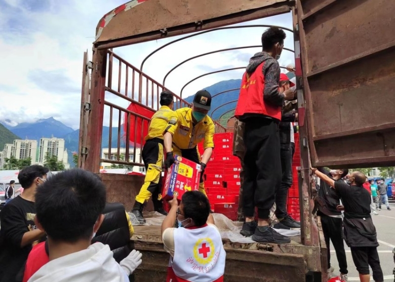 公羊救援隊(duì)搬運(yùn)救災(zāi)物資。民建四川省委供圖