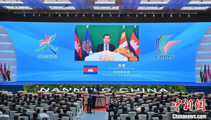 圖為柬埔寨首相洪森在第19屆中國—東盟博覽會(huì)、中國—東盟商務(wù)與投資峰會(huì)開幕大會(huì)上發(fā)表視頻致辭?！∮峋浮z