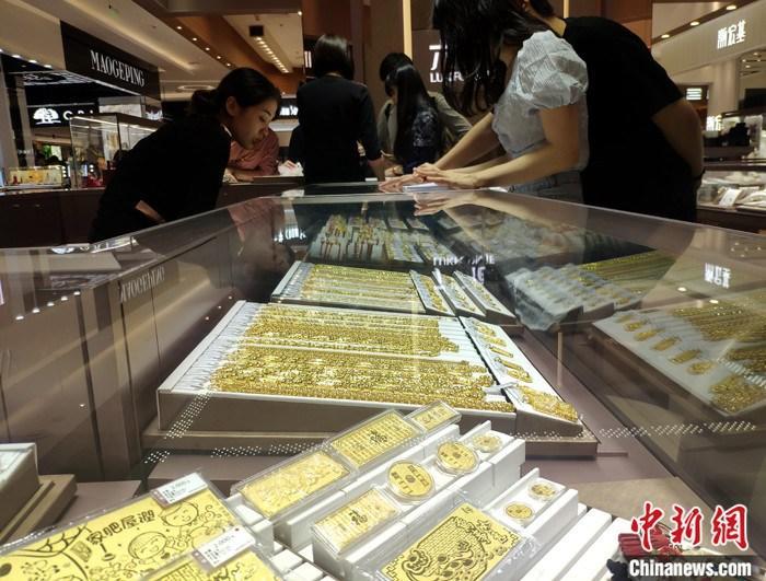 資料圖：民眾在福州一商場購買黃金飾品。 <a target='_blank' href='/'>中新社</a>記者 呂明 攝