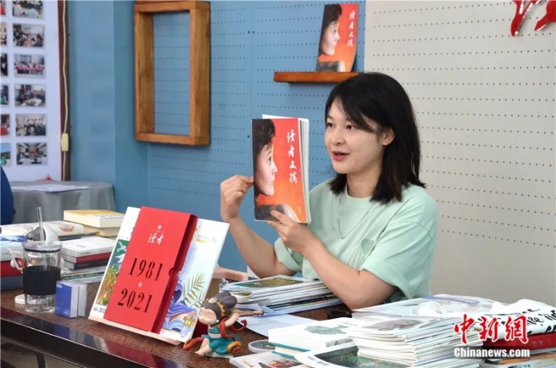 讀者出版集團(tuán)工作人員在直播間介紹《讀者文摘》歷史。近年來(lái)，該集團(tuán)探路“線上時(shí)代”。李亞龍 攝