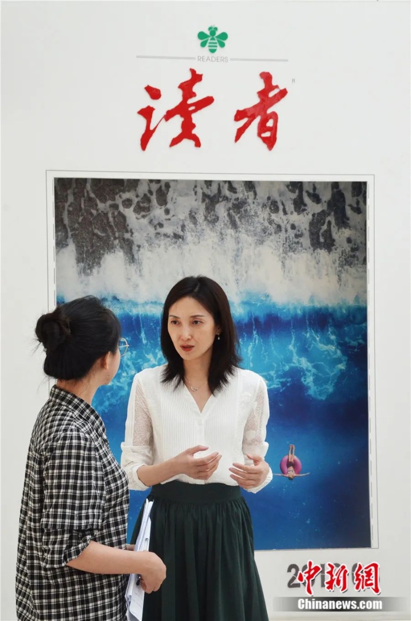 讀者雜志社副社長(zhǎng)、副總編輯陳天竺(右)接受<a target='_blank' href='/'>中新社</a>記者采訪。李亞龍 攝