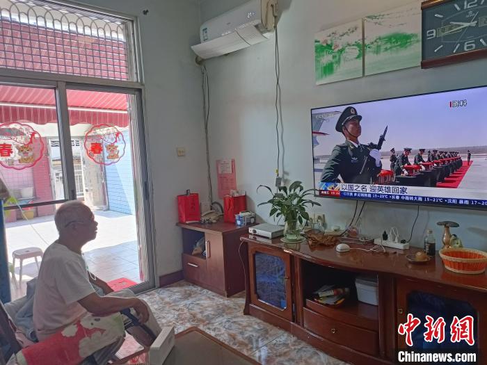 漳州干休所離休老干部黃應(yīng)誠(chéng)觀看直播?！≌闹菔型艘圮娙耸聞?wù)局供圖
