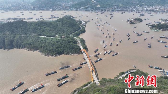 漁船駛離石浦港。王剛 攝