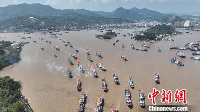 漁船駛離石浦港。王剛 攝