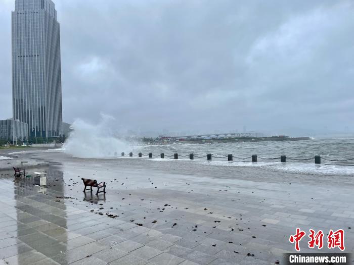 圖為“梅花”到來(lái)，海面上刮起大風(fēng)卷起大浪?！⊥跛刮?攝