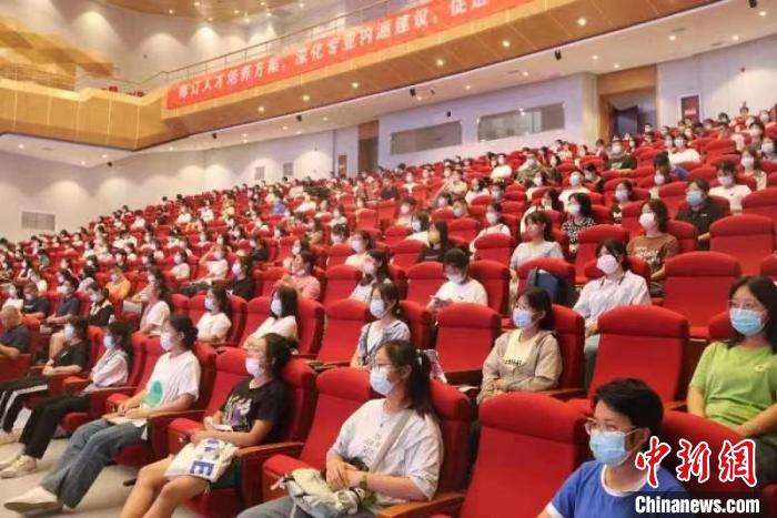 天津中醫(yī)藥大學(xué)2022級(jí)全體本科生、研究生通過現(xiàn)聆聽和視頻直播的形式參加了學(xué)習(xí) 天津中醫(yī)藥大學(xué)供圖