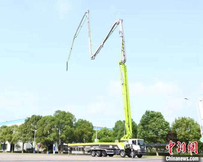 科技含量較高的中聯(lián)重科5橋67米鋼臂架泵車(chē)。　中聯(lián)重科供圖