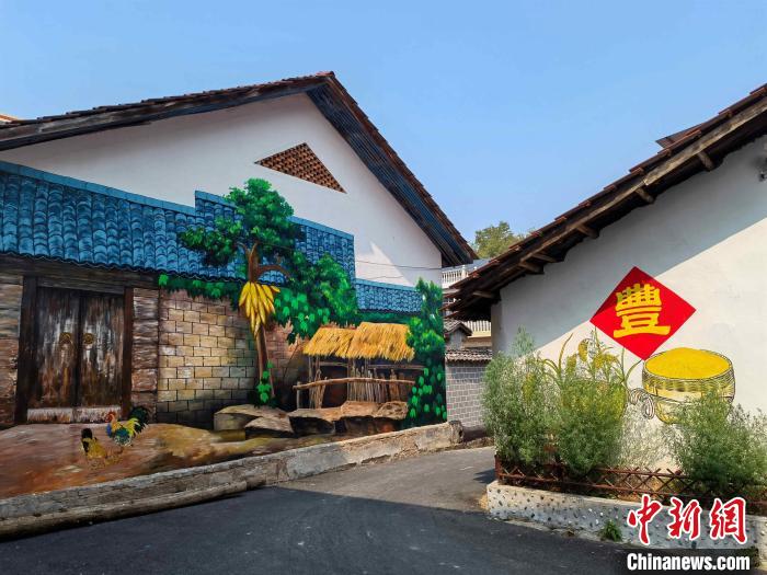 龍池村一幅幅特色農(nóng)耕墻畫(huà)?！∽T雅麗 攝
