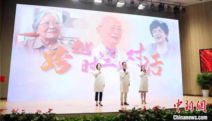 國婦嬰的三位青年員工與莊留琪、王雅蓀、李國維三位老職工開展了一場“跨越時空的對話” ?！鴭D嬰供圖