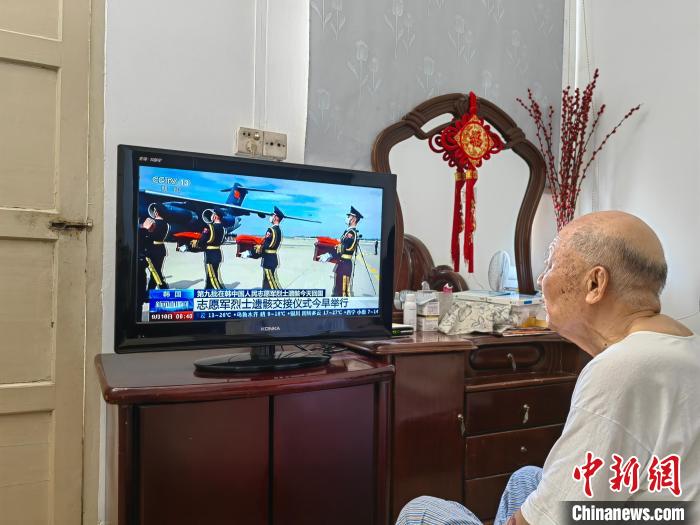 薌城區(qū)抗美援朝老兵魯毓桂觀(guān)看直播?！≌闹菔型艘圮娙耸聞?wù)局供圖