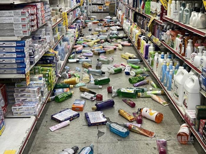 圖為臺東一處賣場物品掉落。 圖片來源臺灣“中央社” 盧太城 攝 