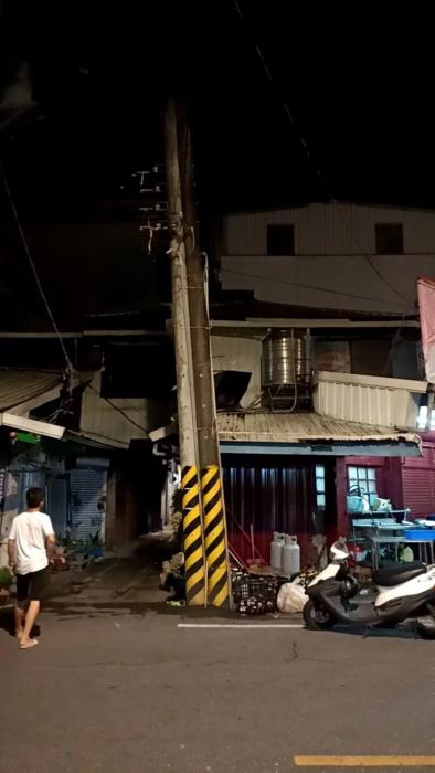 花蓮南區(qū)玉里鎮(zhèn)受地震影響，有電線桿位移。圖片來源：臺灣聯(lián)合報(bào) 玉里鎮(zhèn)公所提供