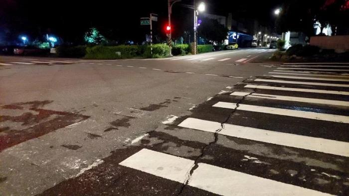 花蓮南區(qū)玉里鎮(zhèn)受地震影響，多條道路龜裂。圖片來源：臺灣聯(lián)合報(bào) 玉里鎮(zhèn)公所提供