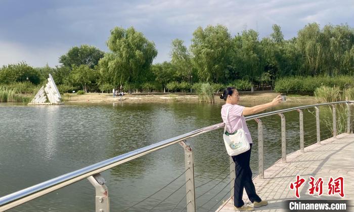 市民在永定河休閑森林公園游玩?！⌒戽?攝