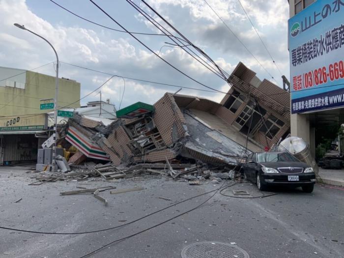花蓮玉里鎮(zhèn)一處7-11樓房倒塌，警方表示傷亡未明。圖片來源：臺(tái)灣“中央社” 