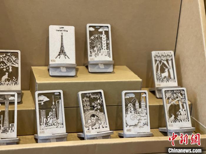 莊世賢將溧水文化和“紙箱王”相結(jié)合，用瓦楞紙打造出獨(dú)具特色的“紙上世界”。　徐珊珊 攝
