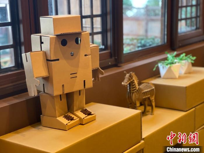 莊世賢不斷思考如何豐富“紙上文創(chuàng)”的地方元素。　徐珊珊 攝