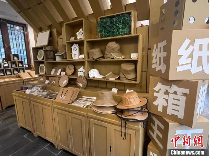 游客可以吃著“紙火鍋”，體驗(yàn)做手工的樂(lè)趣，感受不一樣的小鎮(zhèn)慢生活?！⌒焐荷?攝