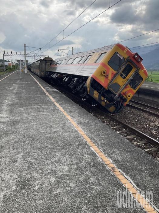 臺(tái)東富里東里車站今天下午發(fā)生地震后，月臺(tái)倒塌、列車傾斜。記者卜敏正／翻攝