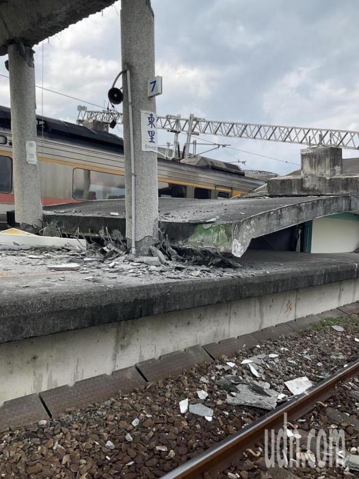 臺(tái)東富里東里車站今天下午發(fā)生地震后，月臺(tái)倒塌、列車傾斜。記者卜敏正／翻攝