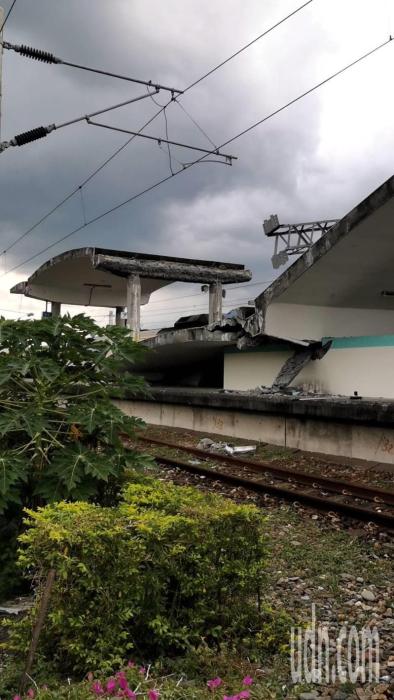 臺(tái)東富里東里車站今天下午發(fā)生地震后，月臺(tái)倒塌、列車傾斜。記者卜敏正／攝影