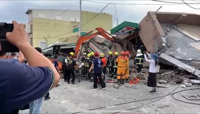 花蓮玉里鎮(zhèn)中山路一超市倒塌4人受困，已救出3人，還有1人仍在搜救中。圖片來源：臺灣聯(lián)合報(bào)