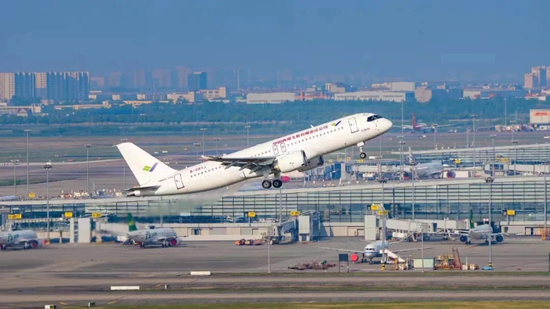 2022年5月14日6時52分，編號為B-001J的C919大飛機從上海浦東機場第4跑道起飛，于9時54分安全降落，標志著中國商飛公司即將交付首家用戶的首架C919大飛機首次飛行試驗圓滿完成。（圖源：新華社）