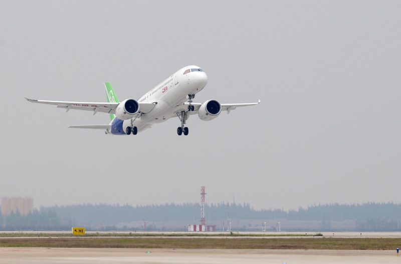 2017年5月5日，國產(chǎn)大型客機C919在上海浦東國際機場首飛成功。（圖源：新華社）
