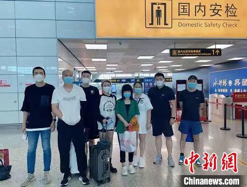 圖為警方押解犯罪嫌疑人?！￡惏蜖柣⑵旃簿止﹫D