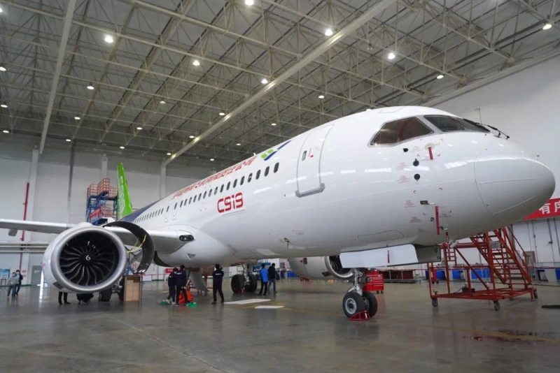 技術(shù)人員對一架C919客機進行檢測。（圖源：新華社）