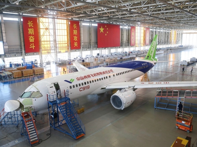 2018年2月13日，C919大型客機102架機停放在中國商飛公司上海飛機制造有限公司總裝車間內(nèi)。（圖源：新華社）