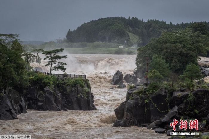 當(dāng)?shù)貢r(shí)間9月19日，日本鹿兒島縣，臺(tái)風(fēng)“南瑪都”登陸過后，仙臺(tái)河沿岸河水暴漲。據(jù)報(bào)道，臺(tái)風(fēng)“南瑪都”于18日19時(shí)左右在縣鹿兒島市附近登陸。九州電力公司稱，截至當(dāng)日18時(shí)，“南瑪都”共造成九州地區(qū)超19萬戶居民停電。