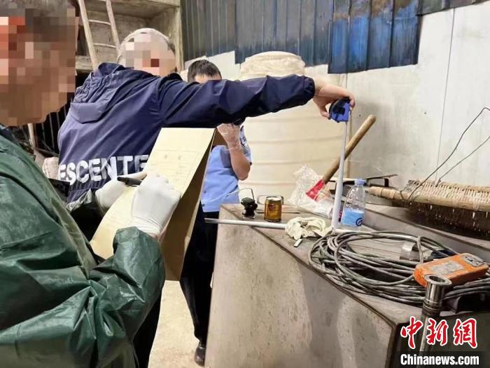 圖為章睿和同事在辦案現(xiàn)場(chǎng)。　重慶大渡口區(qū)公安分局供圖