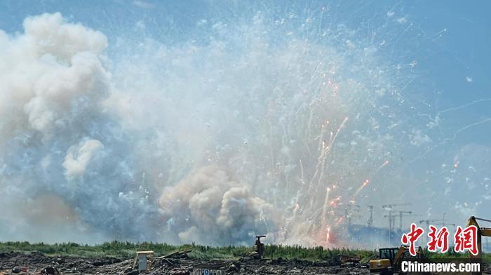 當(dāng)日集中銷毀非法煙花爆竹現(xiàn)場。　上海警方供圖