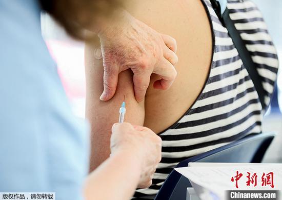 資料圖為加拿大魁北克省蒙特利爾市，醫(yī)護(hù)人員為民眾接種猴痘病毒疫苗。