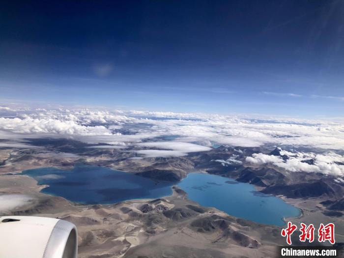 西藏阿里到拉薩航班途經(jīng)的高原湖泊?！≈行律缬浾?孫自法 攝
