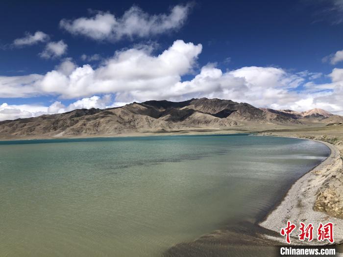 西藏阿里的高原湖泊別若錯(cuò)(又稱別若則錯(cuò))海拔約4470米。　中新社記者 孫自法 攝