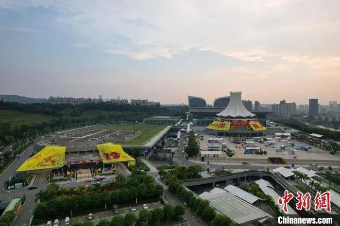 航拍南寧國(guó)際會(huì)展中心“煥”新顏，迎接?xùn)|博會(huì)。俞靖 攝