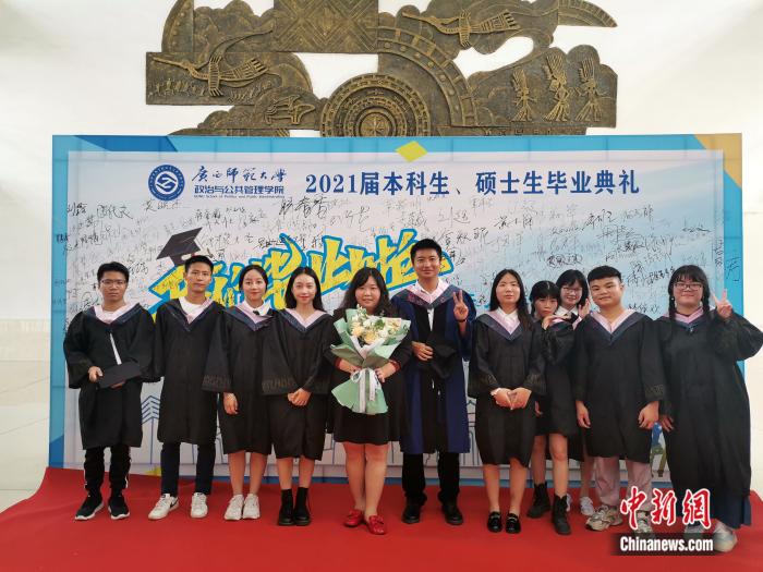 圖為王孟筠老師和畢業(yè)生一起合影留念。被訪者供圖