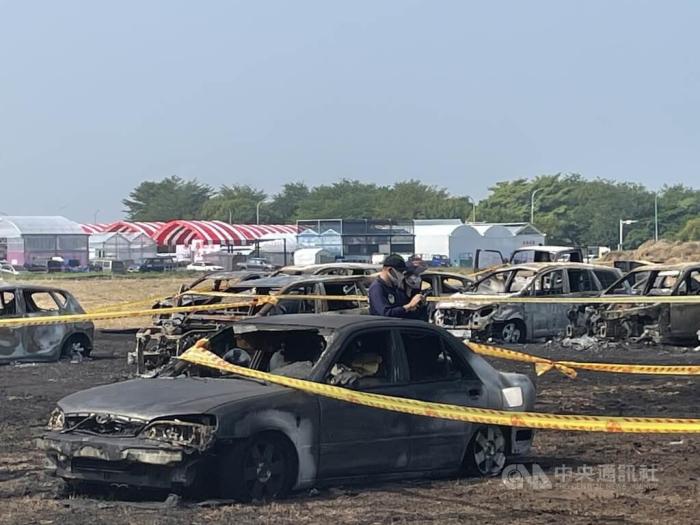 云林農(nóng)業(yè)機(jī)械暨資材展臨時(shí)停車場18日發(fā)生火警，25輛汽車燒毀。圖片來源：臺(tái)灣“中央社”記者姜宜菁攝。
