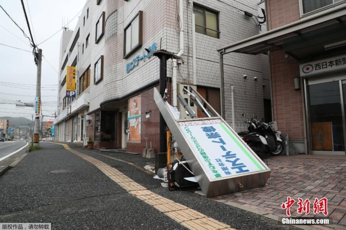 當(dāng)?shù)貢r(shí)間9月19日，日本鹿兒島縣，臺(tái)風(fēng)“南瑪都”登陸過后，福岡街頭部分設(shè)施遭毀。據(jù)報(bào)道，臺(tái)風(fēng)“南瑪都”于18日19時(shí)左右在縣鹿兒島市附近登陸。九州電力公司稱，截至當(dāng)日18時(shí)，“南瑪都”共造成九州地區(qū)超19萬(wàn)戶居民停電。
