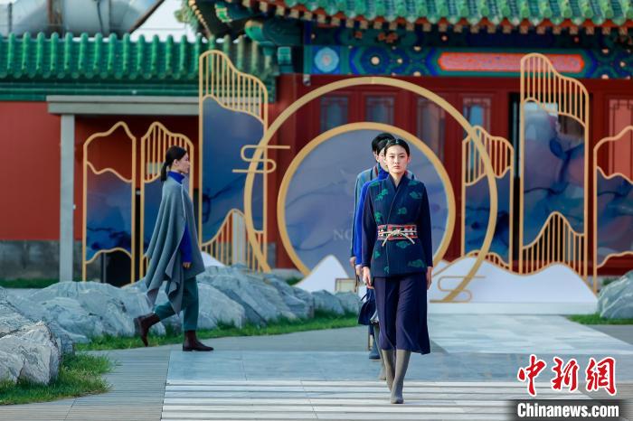 近40套藏式針織系列時(shí)裝亮相2022北京時(shí)裝周?！”本r(shí)裝周供圖