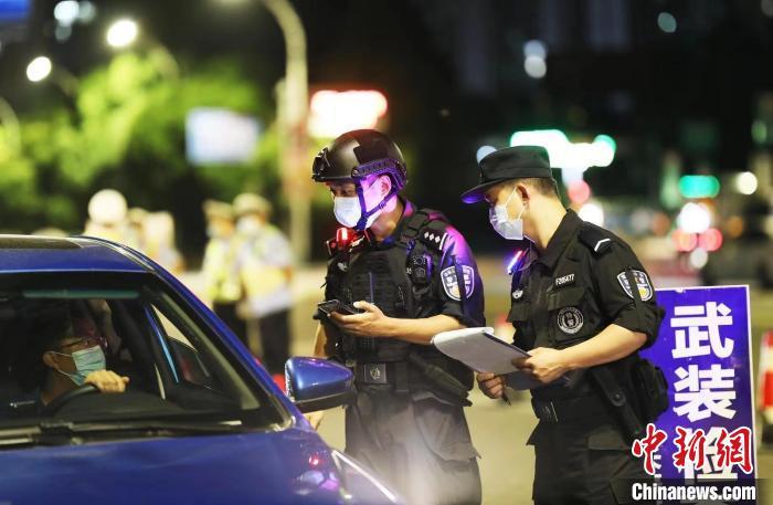圖為民警正在進(jìn)行檢查?！≈貞c市公安局供圖