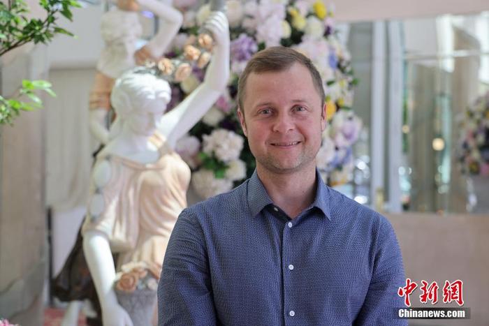 19歲到中國、曾在不同城市前后生活和工作了15年的加拿大商界人士彭家榮（Chris Pereira）近日接受中新社記者采訪時(shí)說，中國的崛起和發(fā)展告訴自己，努力就會(huì)有所回報(bào)，正所謂“天道酬勤”。資料圖為2022年6月24日，彭家榮在多倫多。 中新社記者 余瑞冬 攝