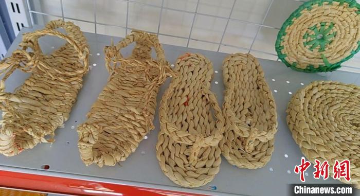 黃惠清編織的玉米皮草鞋?！⒖÷?　攝