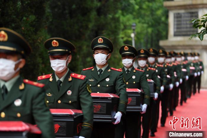 武警官兵緩步將烈士遺骸的棺槨轉(zhuǎn)運至靈車上?！」鶄魑?攝